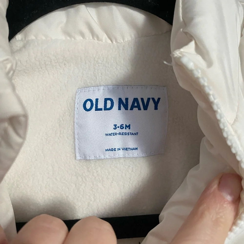 Old Navy Water Resistant White Puffer‎ Vest 3-6 Months Cozy Warm Winter Layering